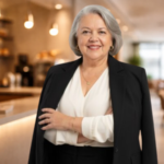 Myrinha em ambiente sofisticado de atendimento, representando experiência de encantamento e conexão com o cliente