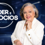 Retrato de Myrinha Vasconcellos sorrindo, vestida de branco, ao lado da identidade visual do programa Poder e Negócios com fundo azul e elementos gráficos de mercado financeiro.