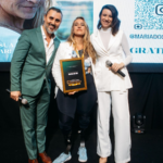 Maria do Sol no palco da Confraria dos Palcos recebendo reconhecimento ao lado de Fernando Freitas e Bruna Grah