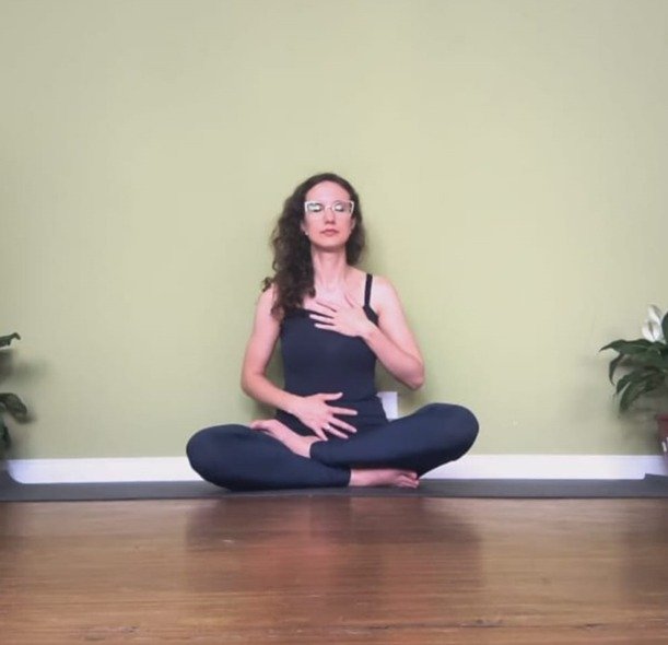 Yoga para mulheres que não podem parar: prática vira aliada para manter energia e equilíbrio na rotina