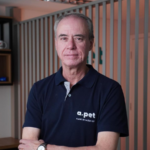 Luiz Gênova, CEO da APet, em ambiente corporativo da empresa, durante entrevista sobre estratégia, execução e tecnologia no crescimento empresarial.