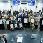 Participantes do prêmio Empreendedores de Destaque 2026 posam com diplomas de homenagem durante cerimônia realizada na ALESP, em São Paulo.