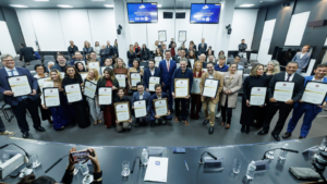 Participantes do prêmio Empreendedores de Destaque 2026 posam com diplomas de homenagem durante cerimônia realizada na ALESP, em São Paulo.